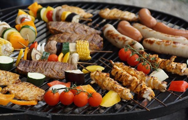 Comment cuisiner des brochettes de légumes au barbecue avec une marinade au citron ?