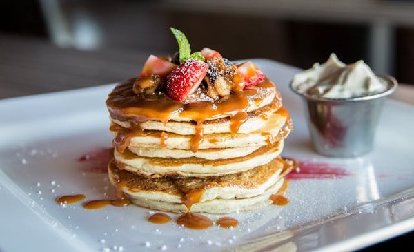 Comment réaliser des pancakes protéinés sans poudre de protéines ni sucre?